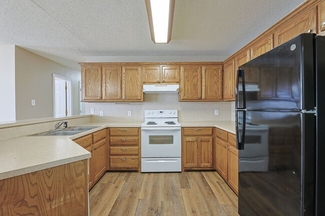 Building Photo - Don't miss this 2 Bedroom Duplex