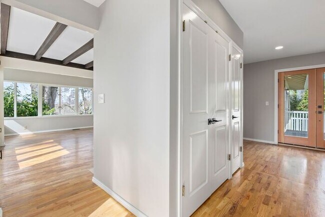 Building Photo - Sunny Air Conditioned Mercer Island Charmer!