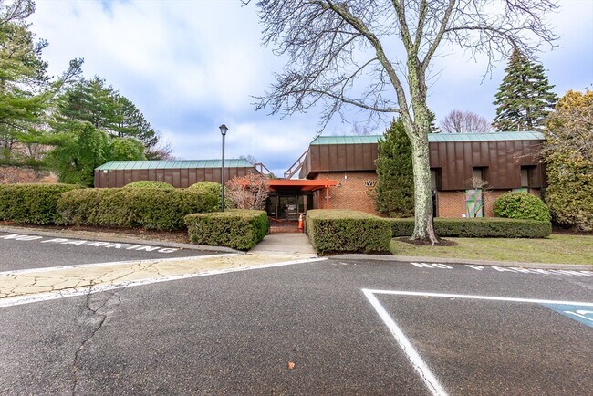 Building Photo - 404 Paradise Rd