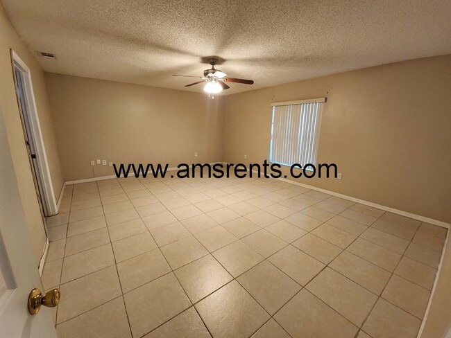 Building Photo - Large 4/2 Home With 2 Car Garage In Poinciana