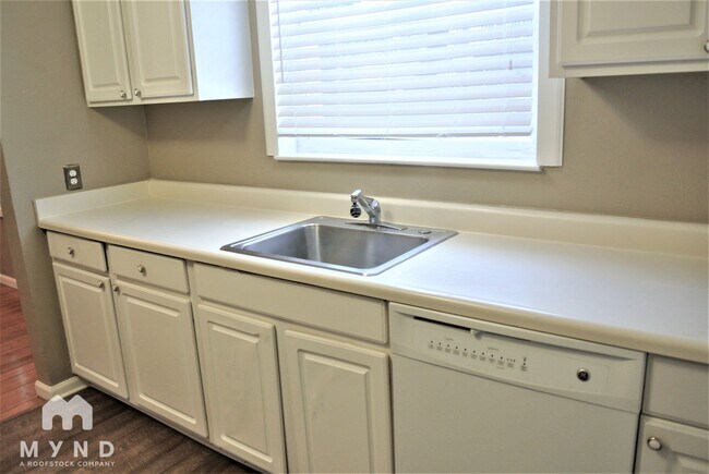 Building Photo - 2141 Royal Oaks Dr