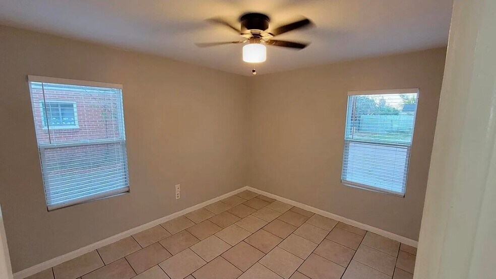 Building Photo - 730 E 1st St