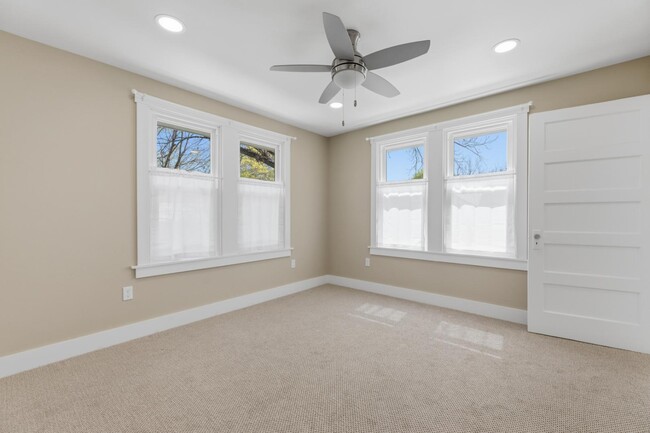 Building Photo - 103 W Centre St