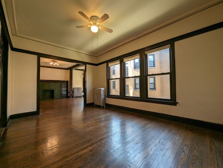 Building Photo - 2418 N Sawyer Ave