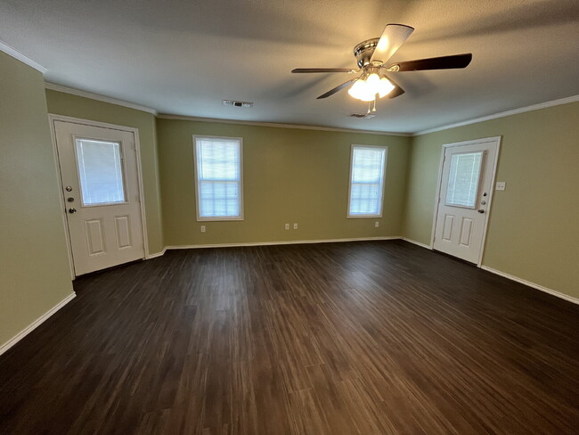 Building Photo - Spacious Unit in North Lubbock