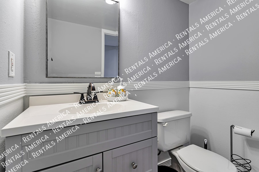 Building Photo - 2964 E Clarendon Ave