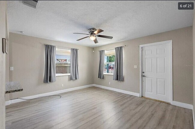 Building Photo - Home For Rent in St Petersburg!
