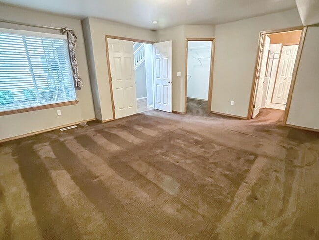 Building Photo - 3 bed/2bath Spacious Home with Soaring Cei...