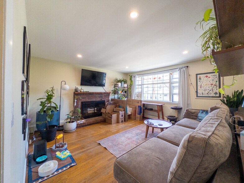 Building Photo - 115 Bellvale St