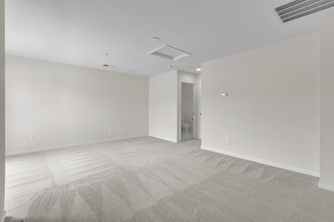 Building Photo - Luxurious 4 Bed 4.5 Bath Brick Townhome In...