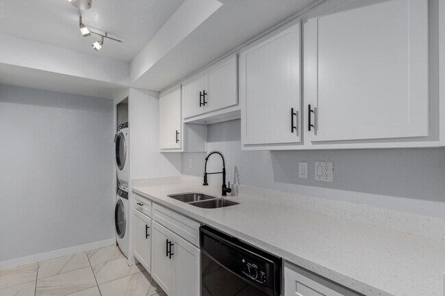 Building Photo - 10444 N 69th St