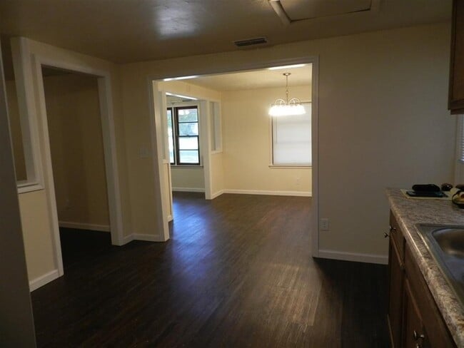 Building Photo - 3015 Thomas Dr