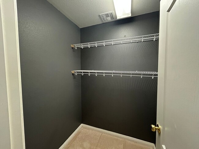 Building Photo - Great Henderson property