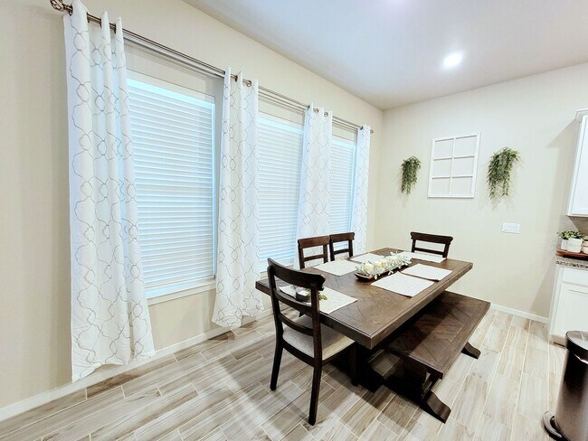 Building Photo - FULLY FURNISHED! Stunning 3/2/2