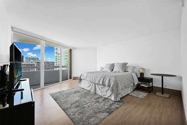 Building Photo - 1627 Brickell Ave