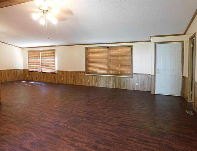 Building Photo - 20742 Meadowbrook Dr