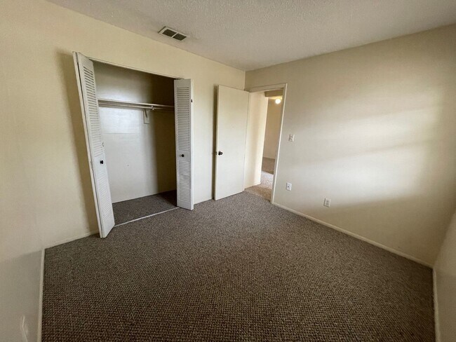 Building Photo - KNOX N