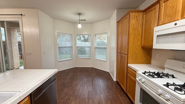 Building Photo - 3 Bedroom, 2 Bathroom Home in Desirable Tulare Neighborhood