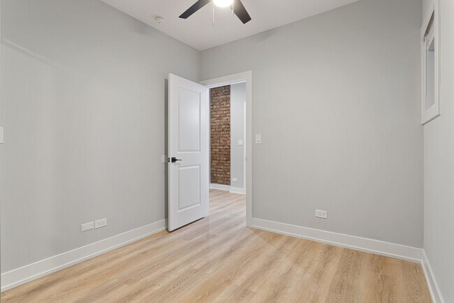 Building Photo - 7736 N Eastlake Terrace
