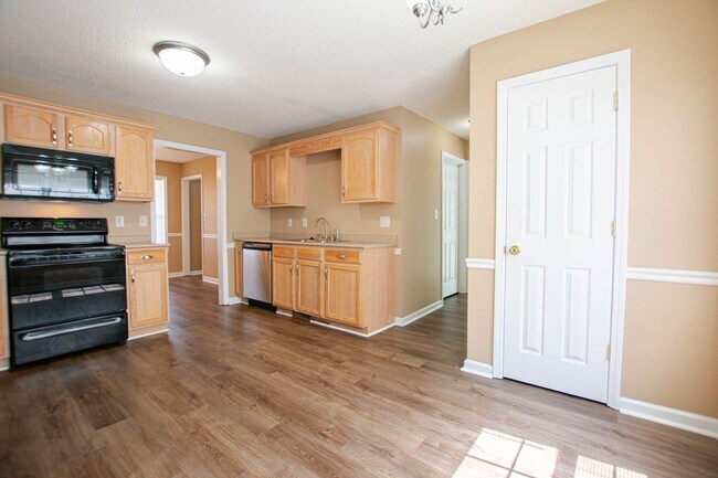 Building Photo - Pet Friendly Three Bedroom with Bonus!