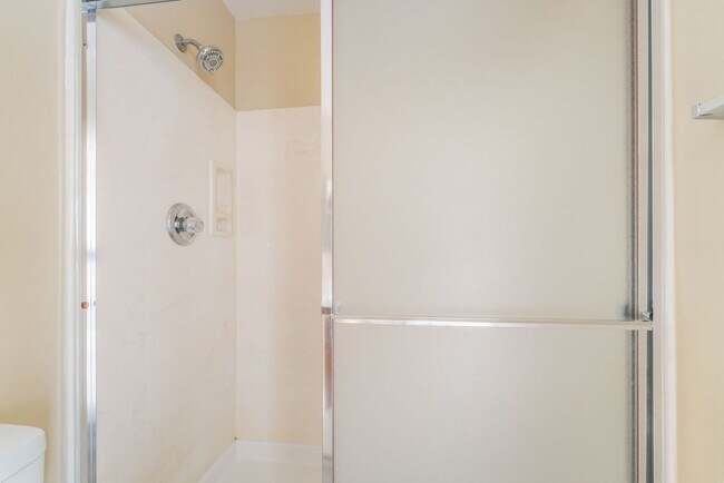 Building Photo - Comfortable Living Near City Conveniences!