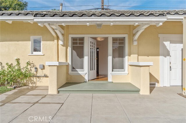 Building Photo - 1325 E Altadena Dr