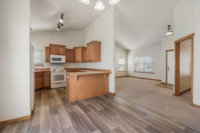 Building Photo - 3 bed 2 bath Crown Pointe Neighborhood with A/C