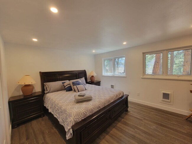 Building Photo - Spacious 4-bedroom + study home; Includes Hot tub and Pool Table - Avail. Now!