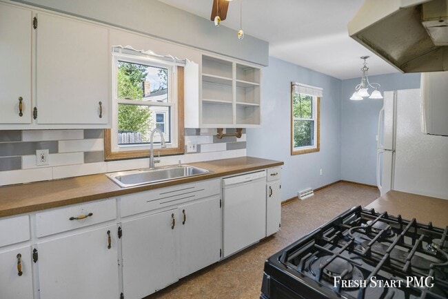 Building Photo - Bright & Spacious Family Home with Garage