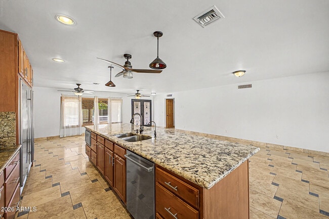 Building Photo - 5403 S Heather Dr