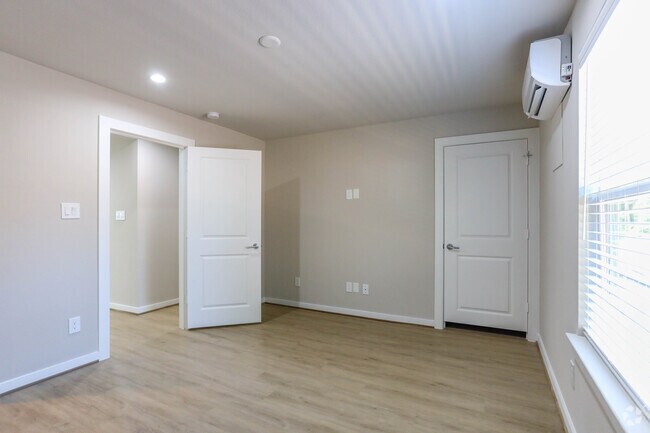 1 BR, 1 BA - 650SF - Houston Heights Beverly Apartments