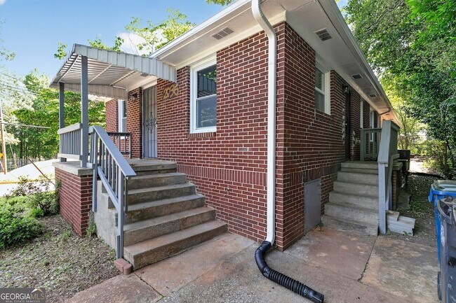 Building Photo - 2036 McPherson Dr