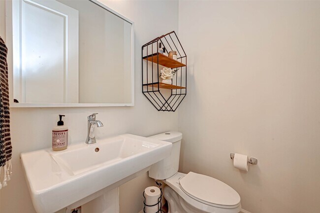 Building Photo - 2516 Bevis St