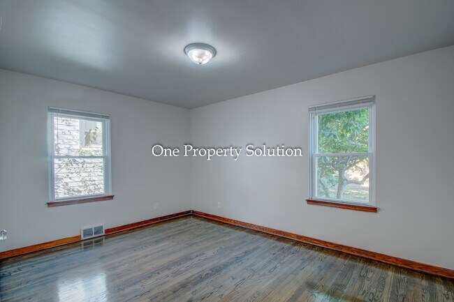 Building Photo - 700 E 36th Ave