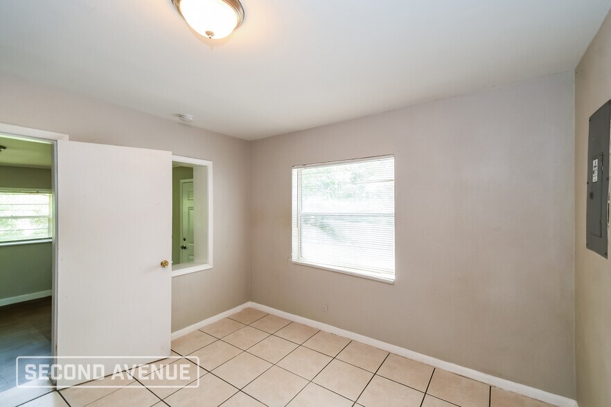 Building Photo - 1544 Breton Rd