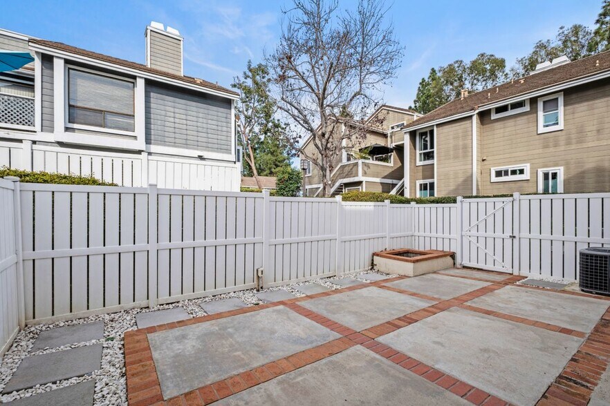 Building Photo - 7 Oak Spring Ln