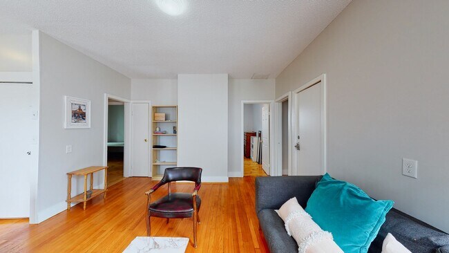 Building Photo - 6 Bedroom Apartment in Science Hill, close to downtown! (Laundry In Unit)
