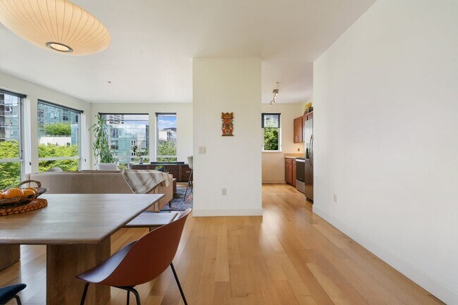 Building Photo - 2 Bed, 2 Bath Bright & Modern Condo in the Pearl District - Now Available!