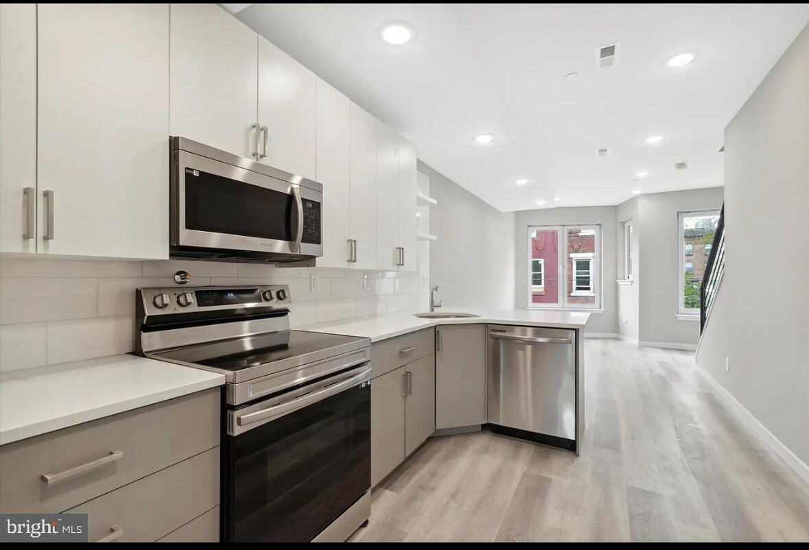 New Kitchen with stainless steel appliances - 2424 Nicholas St