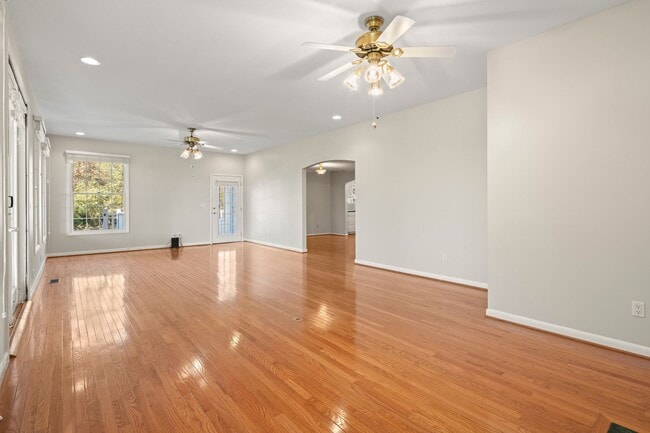 Building Photo - Spacious Updated Ranch