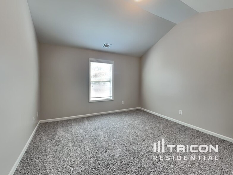 Building Photo - 4609 Sierra Creek Dr NE