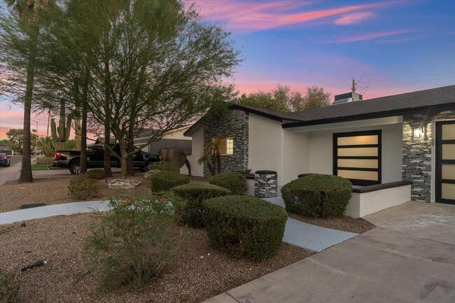 Building Photo - 8525 E Clarendon Ave