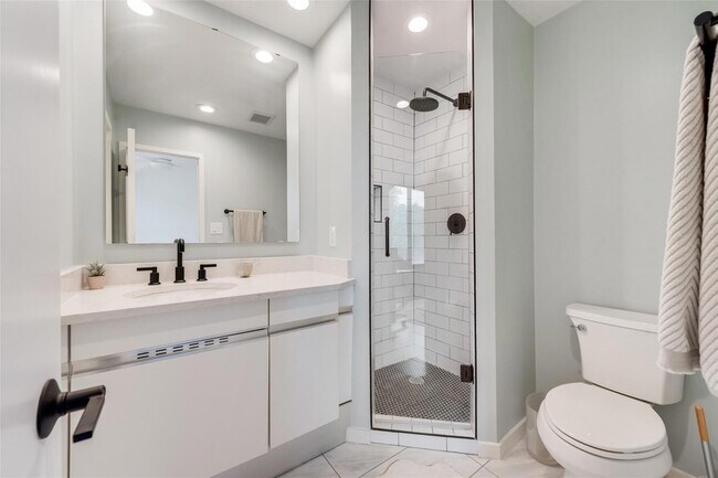 Building Photo - 5990 Lindenshire Ln