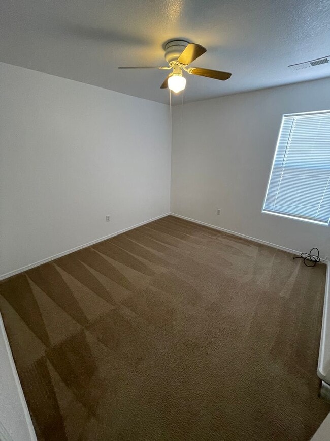 Building Photo - Great 5 Bedroom/2.5 Bathroom off Porter Dr.