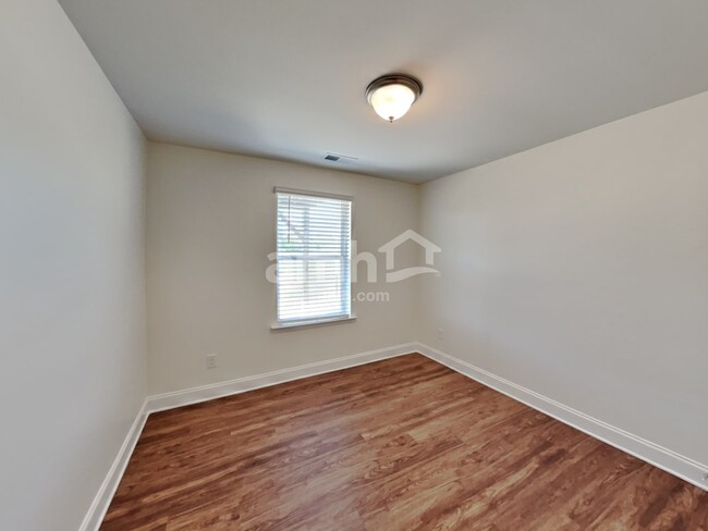 Building Photo - 144 Larragan Dr