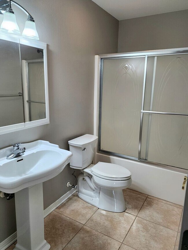 Building Photo - 2/2 Home in Lakeview Villas!