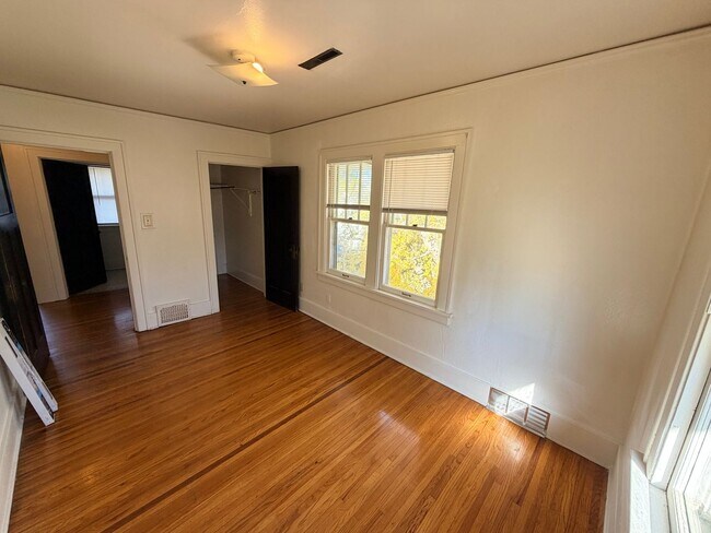 Building Photo - 409 29th St