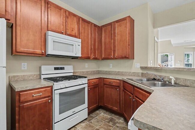 Building Photo - Exceptional 2BR/2.5BA End Unit Townhome in College Park!