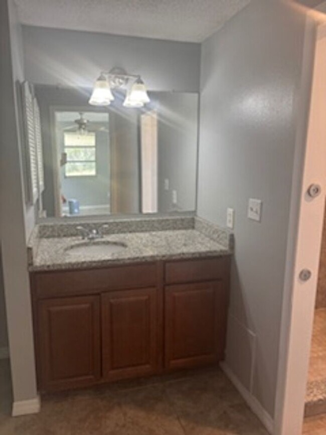 Building Photo - Large  3 bedroom, 2 bath pool home.