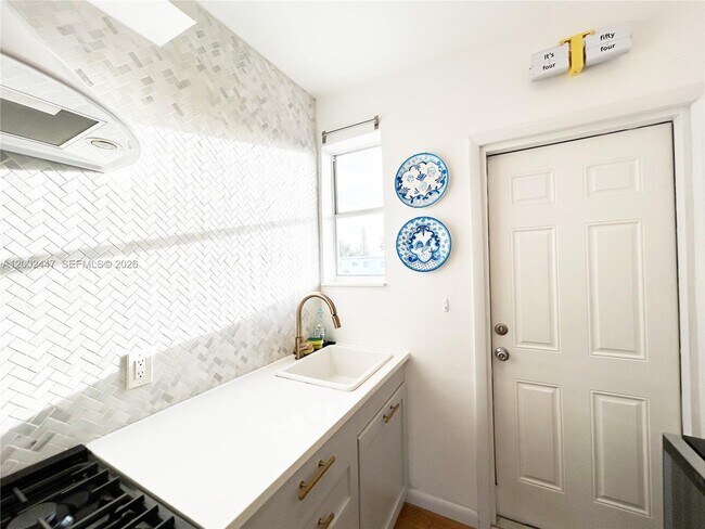 Building Photo - 1255 Marseille Dr